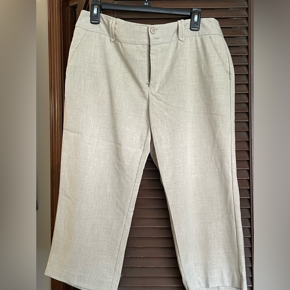 Women’s petite. Cropped dress pants.